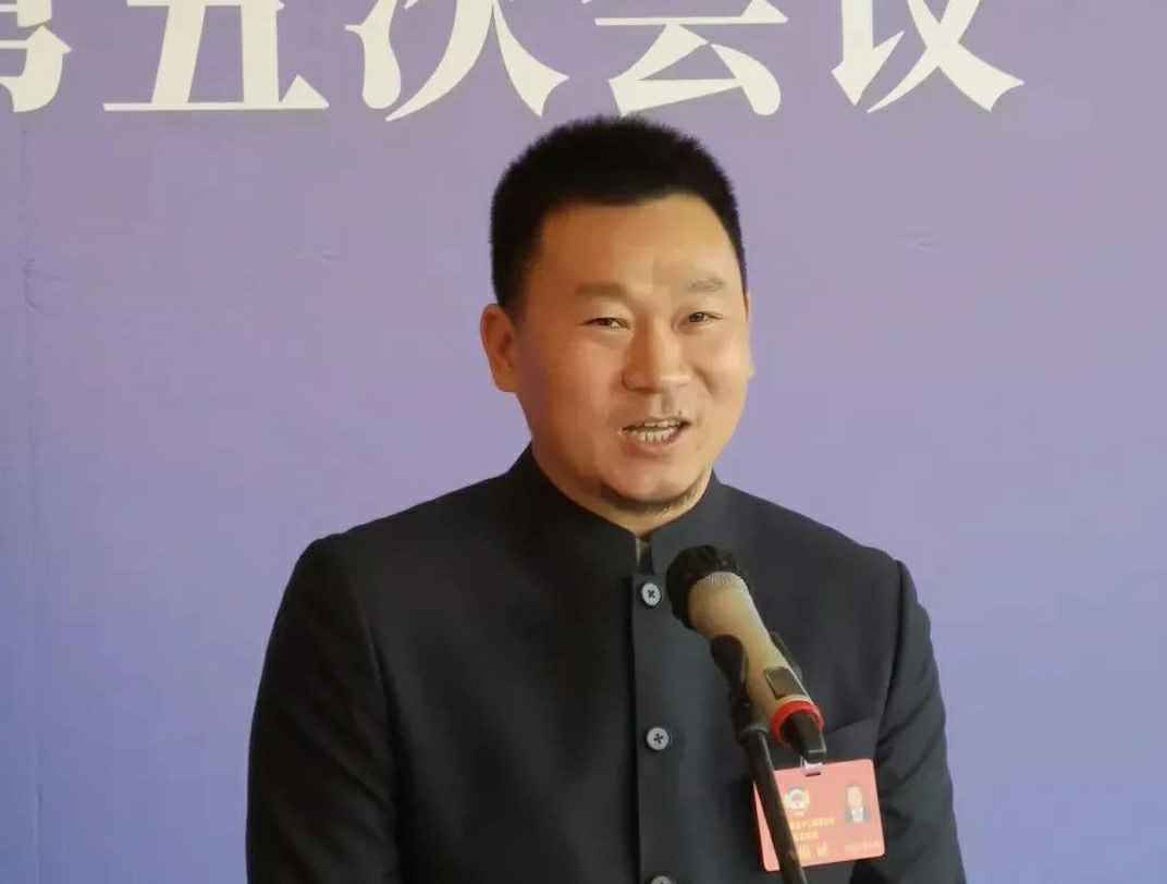 202204221343.jpg 为进一步展示市政协团结、民主、开放、自信的形象,向市民和网友展示政协委员的履职风采,中山市政协十二届五次会议在2月4日上午开幕前开设“委员通道”,市政协委员、广州弘正游戏开发有限公司公司总经理陈朝阳走进“委员通道”,回应社会关切的问题。他就如何做好城市应急管理规划的问题进行发言,并回答记者提问。.jpg